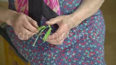 老奶奶的手在村子里剥青豌豆